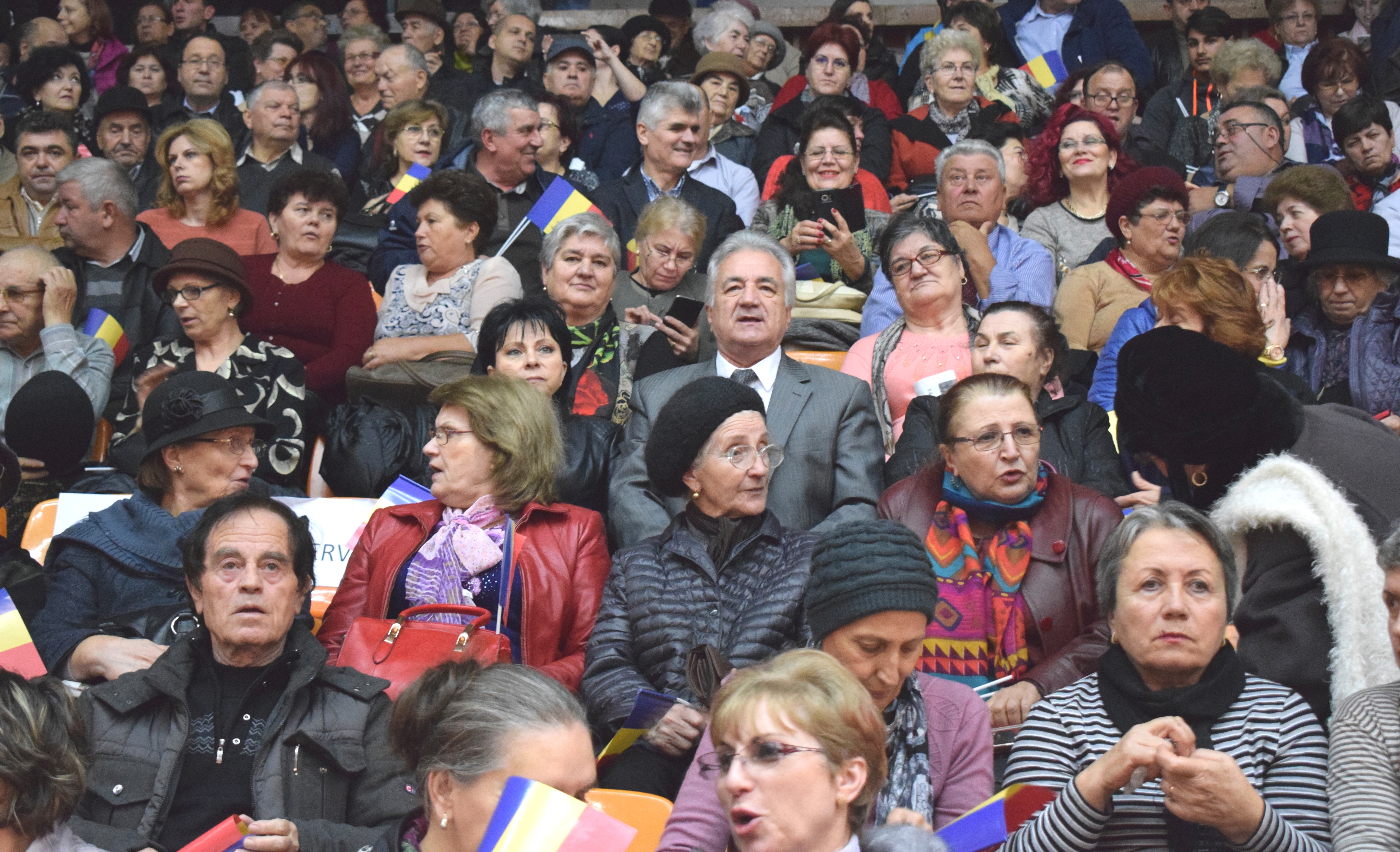 Spectatorii, nerăbdători, au sosit! În mijlocul lor pot fi văzuți președintele Consiliului Județean Tulcea, domnul Horia Teodorescu ... 