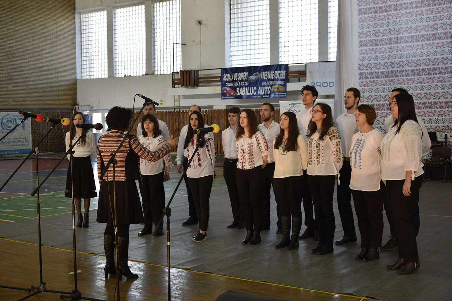 Corul „Cantus Libera” a deschis spectacolul prin interpretarea Imnnului Național 